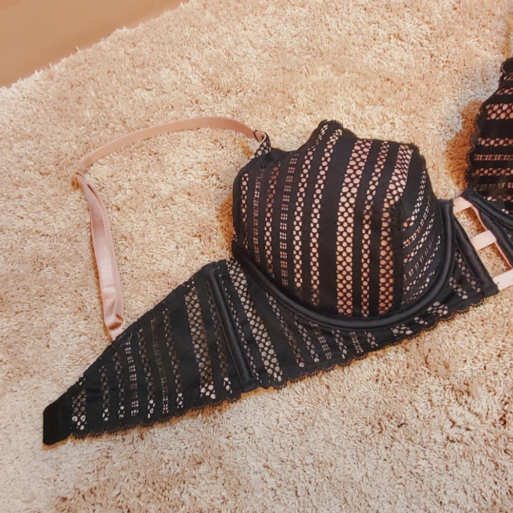 VS Bra - Picture 2 of 8